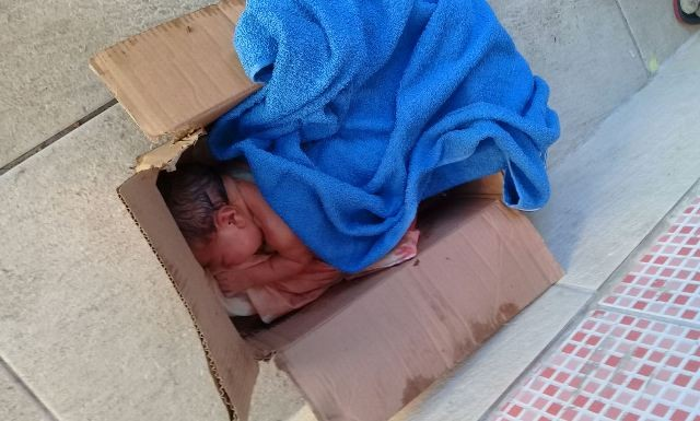 Criança foi encontrada por trabalhadores duma empresa de coleta de resíduos domésticos, no distrito de Jauá (Foto: Reprodução)