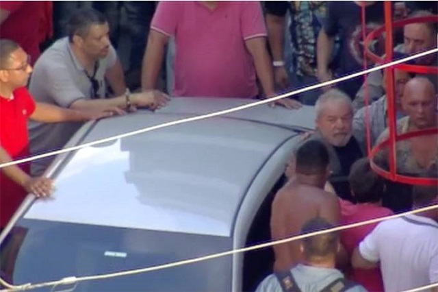Ex-presidente Lula sai de carro que o levaria até a Policia Federal (TV Globo | Reprodução)