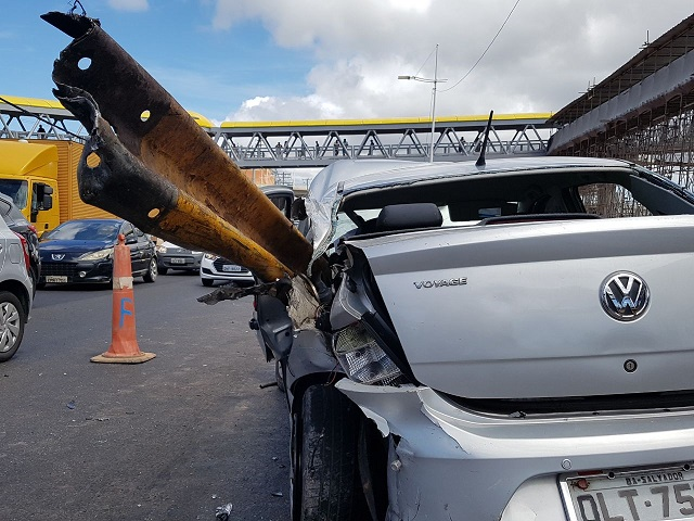 Estrutura metálica atravessou veículo após colisão (Foto: Evandro Veiga | CORREIO)