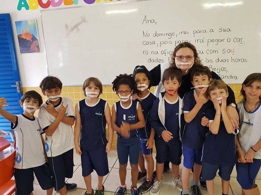 Estudantes colocaram fitinha no rosto para Miguel não se sentir excluído do grupo (Foto: Facebook | Reprodução)