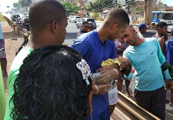 Erik Mascarenhas, 22, trabalhador das obras do metrô, que estava no local, socorreu o bebê após o acidente (Foto: Reprodução)