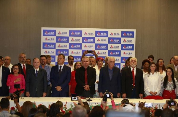 O governador Rui Costa (PT) e representantes de partidos aliados prestigiam o ato (Foto: Reprodução)