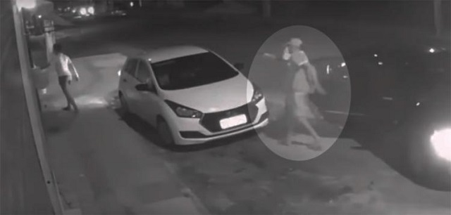 Toda a ação foi registrada por uma câmera de segurança e durou cerca de 30 segundos (Foto: Print | YouTube)