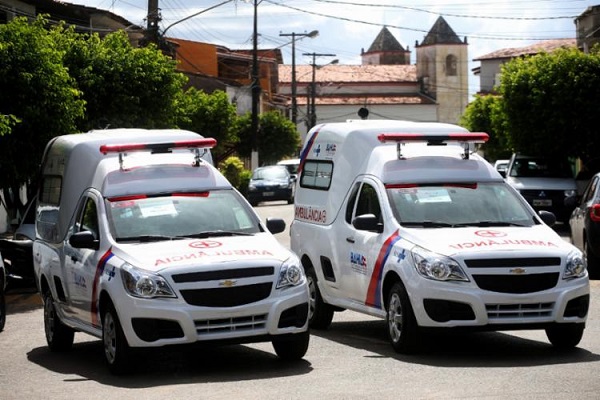 Duas ambulâncias foram entregues, sendo uma para São Sebastião do Passé e outra para Pojuca (Foto: Reprodução)