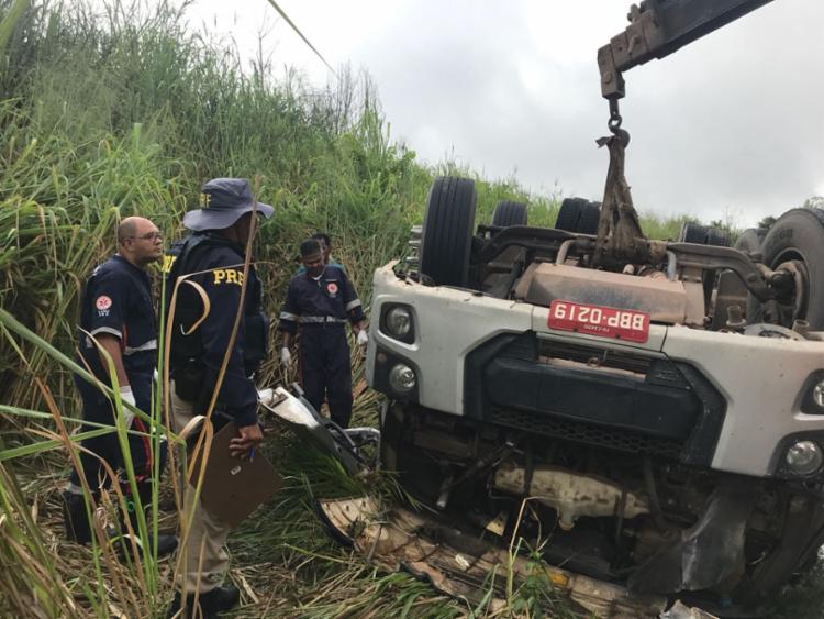 Samu e policiais tentaram retirar as vítimas das ferragens (Foto: Reprodução)