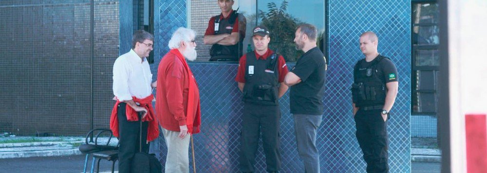 Leonardo Boff no momento que tentava a visita