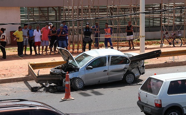 Guard rail atravessou carro (Foto: Evandro Veiga | CORREIO)
