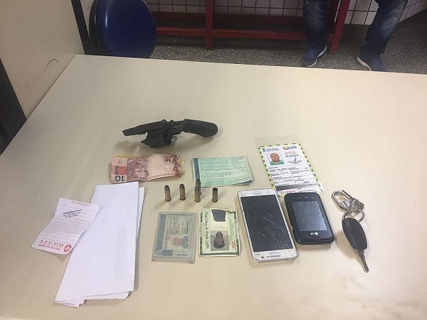 Com a dupla foram apreendidos um revólver calibre 38, munições e porções de maconha (Foto: Divulgação | SSP) Com a dupla foram apreendidos um revólver calibre 38, munições e porções de maconha (Foto: Divulgação | SSP)