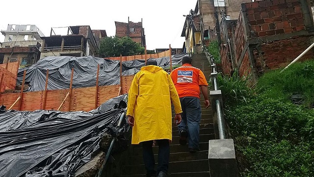 Alguns moradores optaram por não sair do local; Defesa Civil acionou sirene de alerta no bairro (Foto: Mauro Akin Nassor | CORREIO)