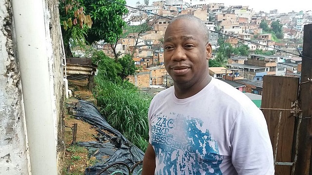 Carlos foi notificado, mas preferiu não sair de casa (Foto: Mauro Akin Nassor | CORREIO)