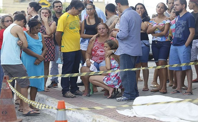Parentes e amigos de vítimas aguardam remoção de corpos após crime (Foto: Marina Silva | Arquivo CORREIO)