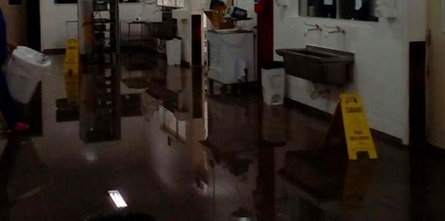 Alagamento foi provocado por acúmulo de lixo jogado no telhado (Foto: Reprodução)