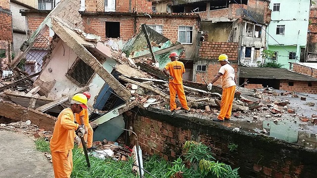 Imóvel, já demolido totalmente, foi construído em cima de um córrego (Foto: Mauro Akin Nassor | CORREIO)