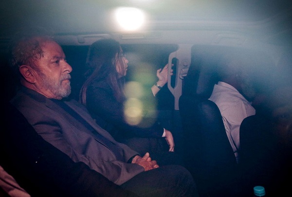 Lula em carro da Polícia Federal em São Paulo (Foto: Suamy Beydoun | Agif | Estadão Conteúdo)