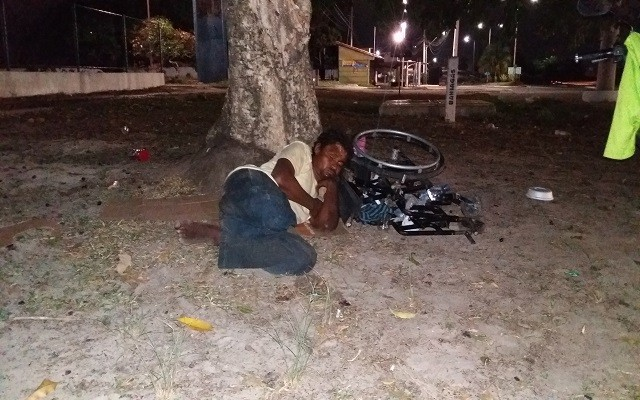 Natanael Jesus Sousa, 28 anos, passava o dia e a noite embaixo duma árvore, nas imediações do Hospital Geral da Cidade (HGC) (Foto: Redação | CFF)