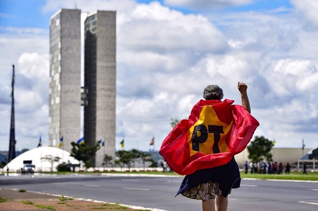 'Vim de Porto Alegre até Brasília para apoiar o Lula, assim como fiz com Dilma (Rousseff) na época do impeachment', afirmou a professora aposentada Maria Luiz Nogueira Maio (Foto: Reprodução)