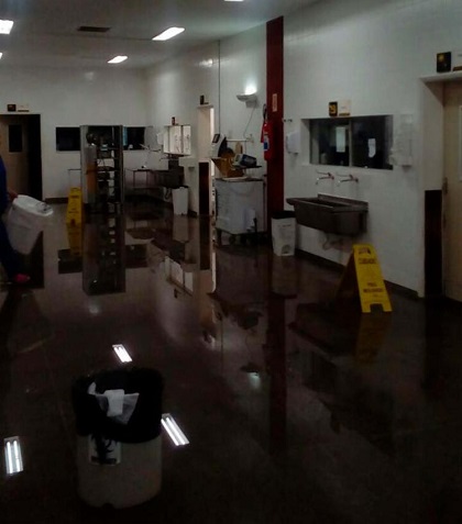 Sala 1 do centro cirúrgico foi alagada (Foto: Leitor CORREIO | via WhastApp)