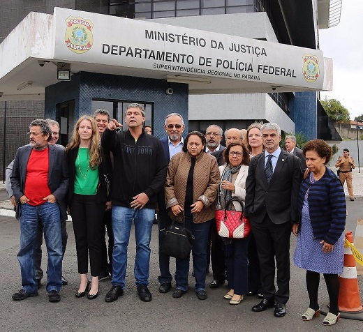 Senadores visitam o ex-presidente Lula na Polícia Federal em Curitiba (Foto: Giuliano Gomes | PR Press)