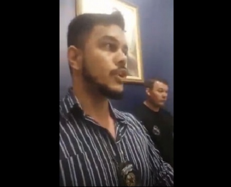 O policial gravou um vídeo em que mostra ele sendo retirado à força de dentro do seu local de trabalho (Foto: Reprodução)