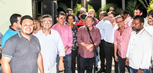 A ex-prefeita de Carinhanha, Francisca Alves Ribeiro (Chica do PT), foi recepcionada na residência do deputado federal Luiz Caetano(PT) (Foto: Reprodução)
