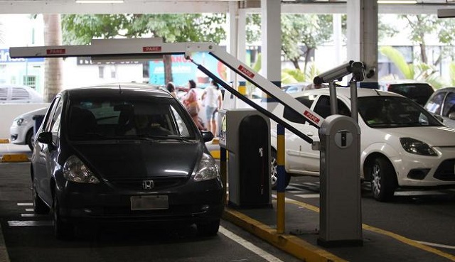 Decisão judicial que determina o fim da cobrança de estacionamento para funcionários de lojas e demais estabelecimentos instalados no Salvador Shopping, em Salvador (Foto: Reprodução)