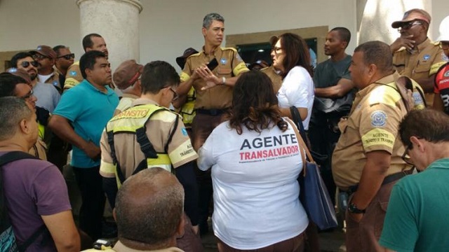 Funcionários aguardam para falar com o presidente da Câmara (Foto: Reprodução)