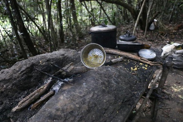Três suspeitos que viviam em um acampamento improvisado no local conseguiram fugir (Foto: Reprodução)