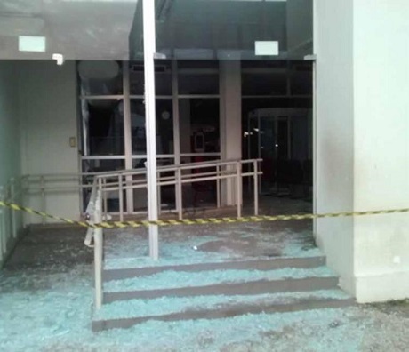 Agências foram destruídas pelos explosivos (Foto: Reprodução)