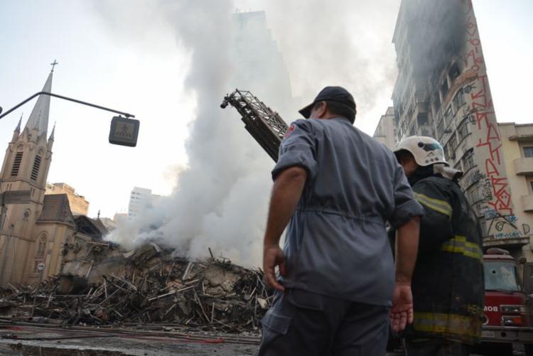 Durante o incêndio, o prédio desabou Durante o incêndio, o prédio desabou