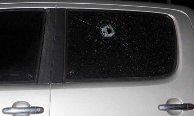 O tiro atingiu o vidro de uma das portas traseiras, mas não feriu o pastor (Foto: Reprodução)