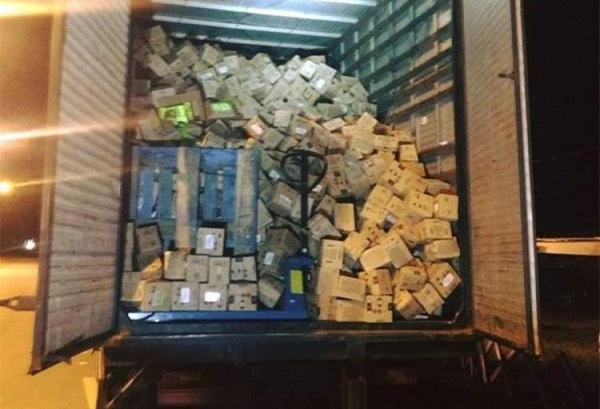 Caminhão transportava carga de produtos de higiene pessoal (Foto: Reprodução)