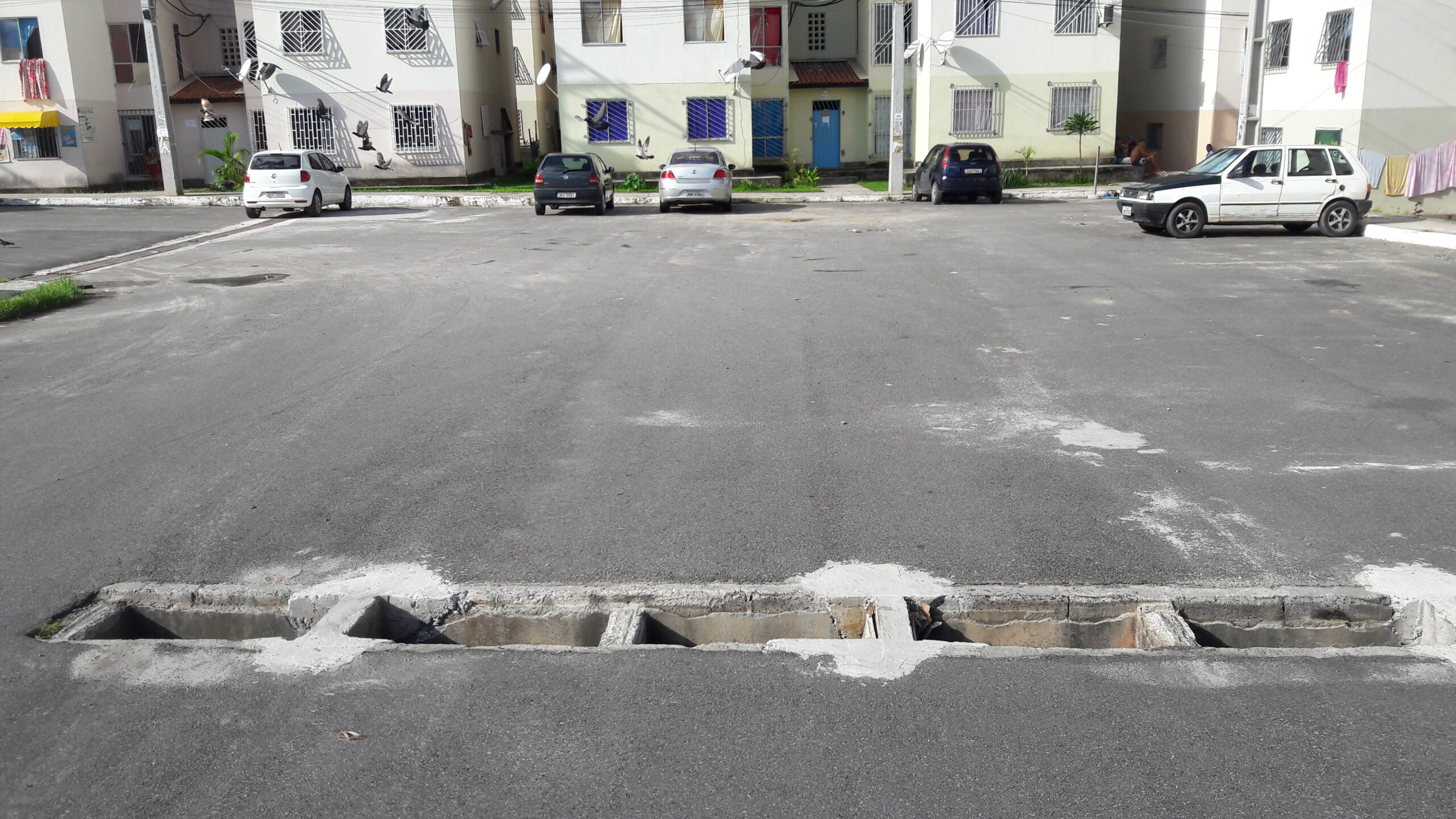 Moradores do conjunto Algarobas convivem com canaletas de águas pluviais sem as grades de proteção há mais de três meses sem que a prefeitura tome qualquer providencia (Foto CFF)