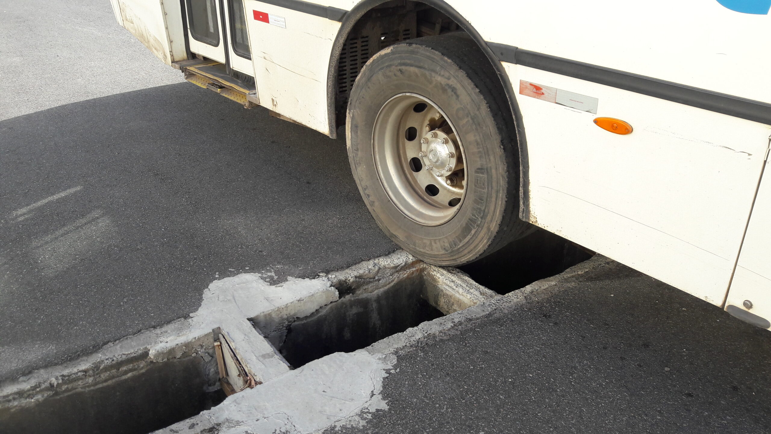 O CFF flagrou os ônibus que circulam pela região são obrigados a passar por cima das galerias abertas (Foto CFF)