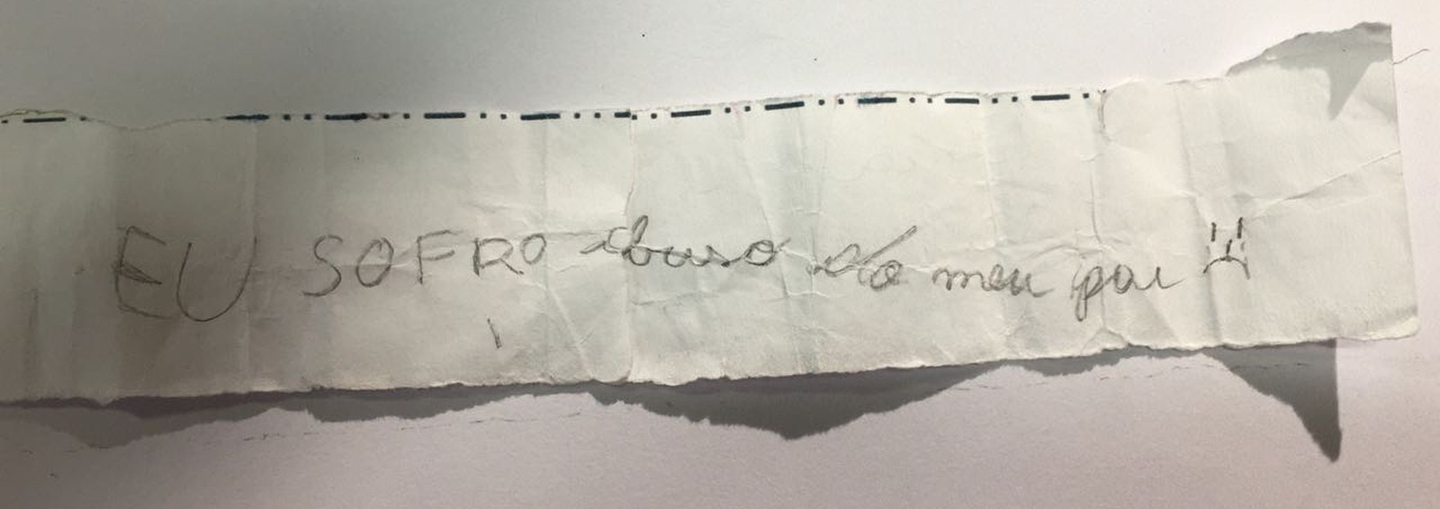 Menina de 11 anos escreveu um bilhete para relatar abusos que sofria do pai em Paulínia (SP) (Foto: Polícia Civil) Menina de 11 anos escreveu um bilhete para relatar abusos que sofria do pai em Paulínia (SP) (Foto: Polícia Civil)