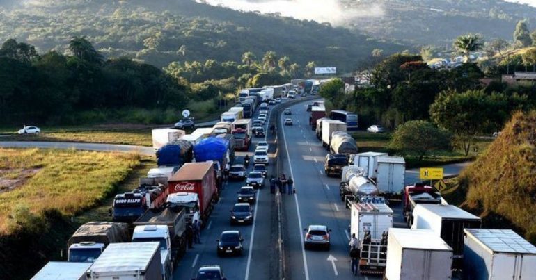 Com a greve dos caminhoneiros, a Petrobras reduziu emergencialmente o preço do diesel em 10% e congelou o valor por 15 dias Com a greve dos caminhoneiros, a Petrobras reduziu emergencialmente o preço do diesel em 10% e congelou o valor por 15 dias