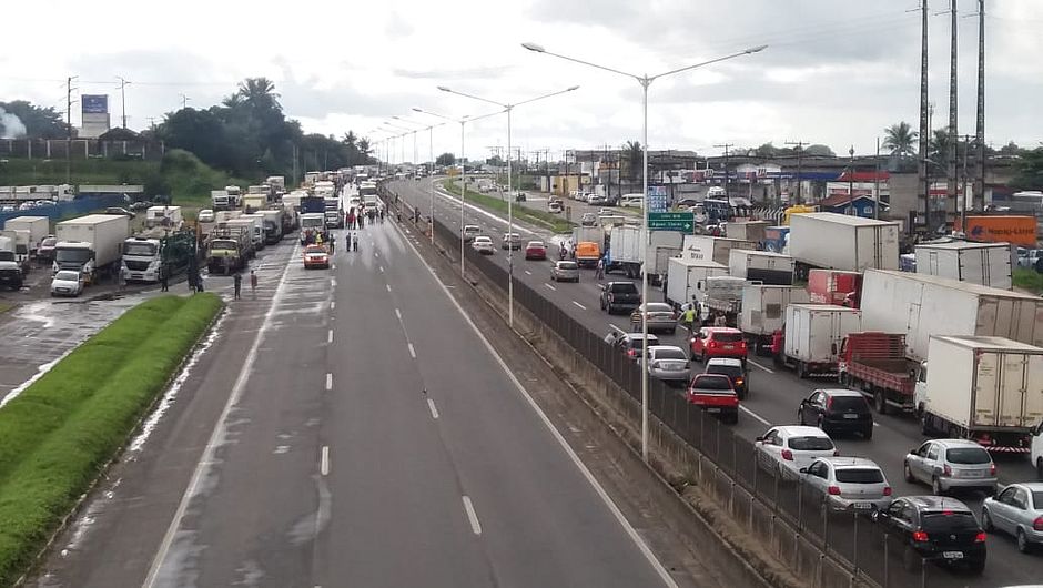 A intenção é fazer com que os caminheiros parem para aderir a manifestação. De acordo com os manifestantes, há caminhões parados por cerca de 6 km ao longo da BR (Foto Mauro Nassor - Correio)