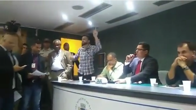 Até a Polícia Militar precisou ser chamada para acompanhar a reunião, que terminou antes do previsto (Foto: Reprodução)