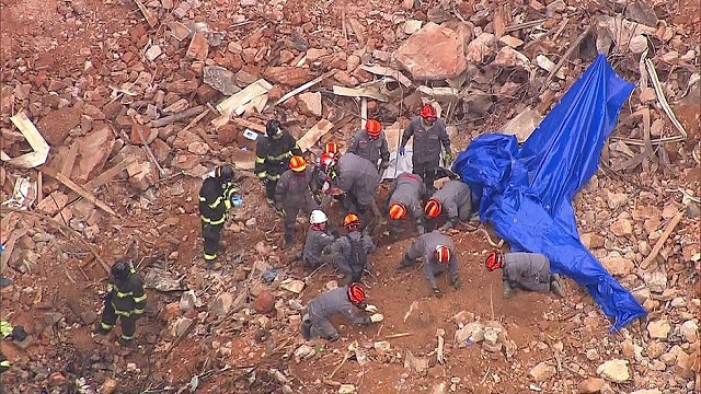 O corpo é de pequeno porte e pode ser de uma criança; buscam vão para o 8° dia (Foto: Reprodução | TV Globo)