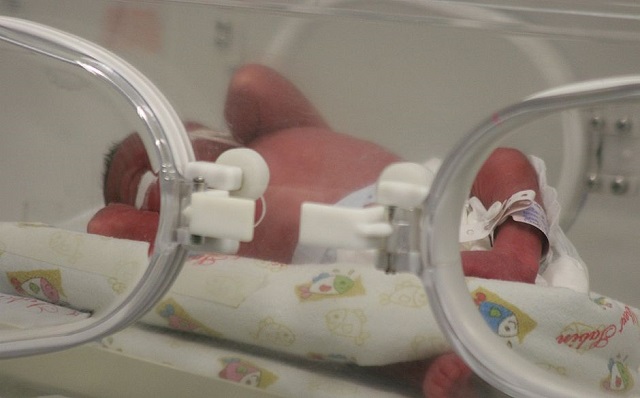 Segundo a polícia, os recém-nascidos foram expostos a riscos iminentes de hipoglicemia e de contraírem infecção no sangue que os levaria à morte (Foto: Reprodução)