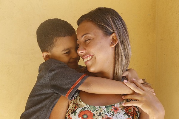 Ruan Cerqueira, sobrinho de Thaís, é a única pessoa que entende os sons que ela emite dentro de casa (Foto: Marina Silva | CORREIO)