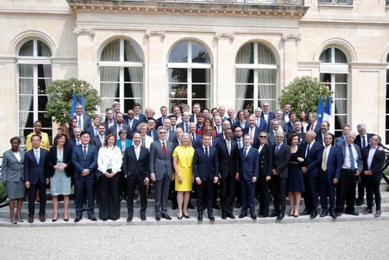 A lista de convidados de Macron incluiu os presidentes-executivos do Facebook, Mark Zuckerberg, da IBM, Virginia Rometty, da Intel, Brian Krzanich, da Microsoft, Satya Nadella, e uma série de outros importantes executivos do mundo corporativo. A lista de convidados de Macron incluiu os presidentes-executivos do Facebook, Mark Zuckerberg, da IBM, Virginia Rometty, da Intel, Brian Krzanich, da Microsoft, Satya Nadella, e uma série de outros importantes executivos do mundo corporativo.