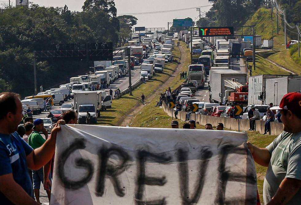 Os caminhoneiros não aceitaram o acordo proposto pelo governo e seguem em greve Os caminhoneiros não aceitaram o acordo proposto pelo governo e seguem em greve