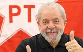 Lula, o candidato anti-establishment, tende a não poder ser candidato. É possível que sua candidatura venha a ser registrada e depois impugnada pelo Tribunal Superior Eleitoral com base na lei da ficha limpa. Isso acontecendo, e Lula estando preso, ele enviará uma carta da prisão indicando um candidato que seja do PT.