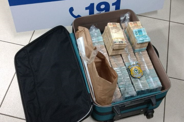 Os dois foram conduzidos a sede da Polícia Federal (PF), em Belo Horizonte (Foto: Divulgação)