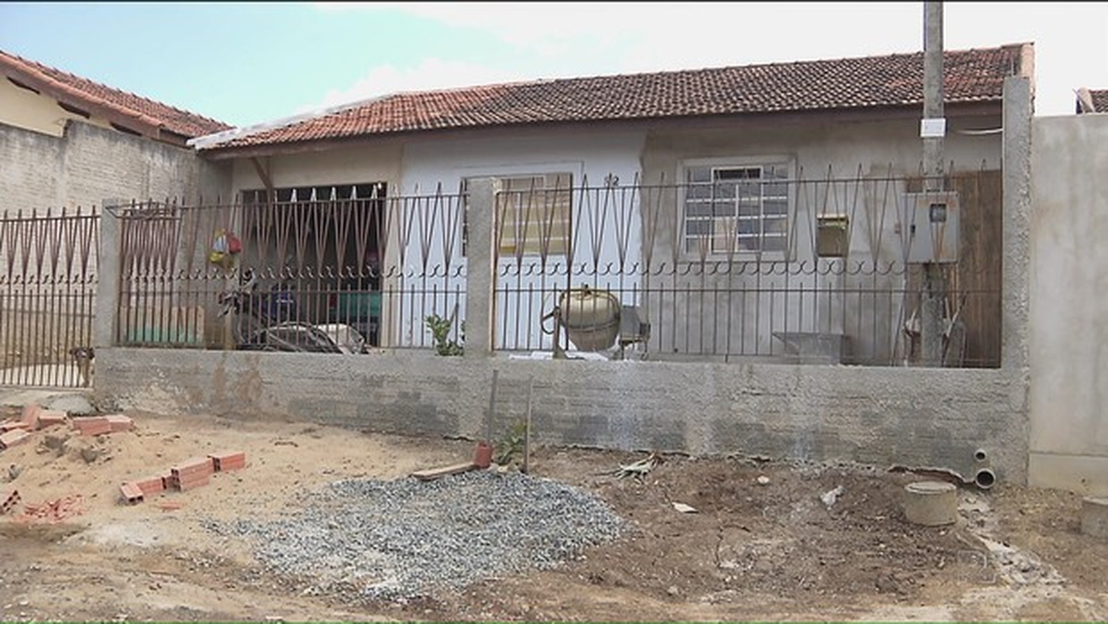 Suspeitos entraram no forro da casa e mataram o pai da adolescente e a namorada dele, na Lapa, de acordo com a polícia (Foto: Reprodução/RPC)