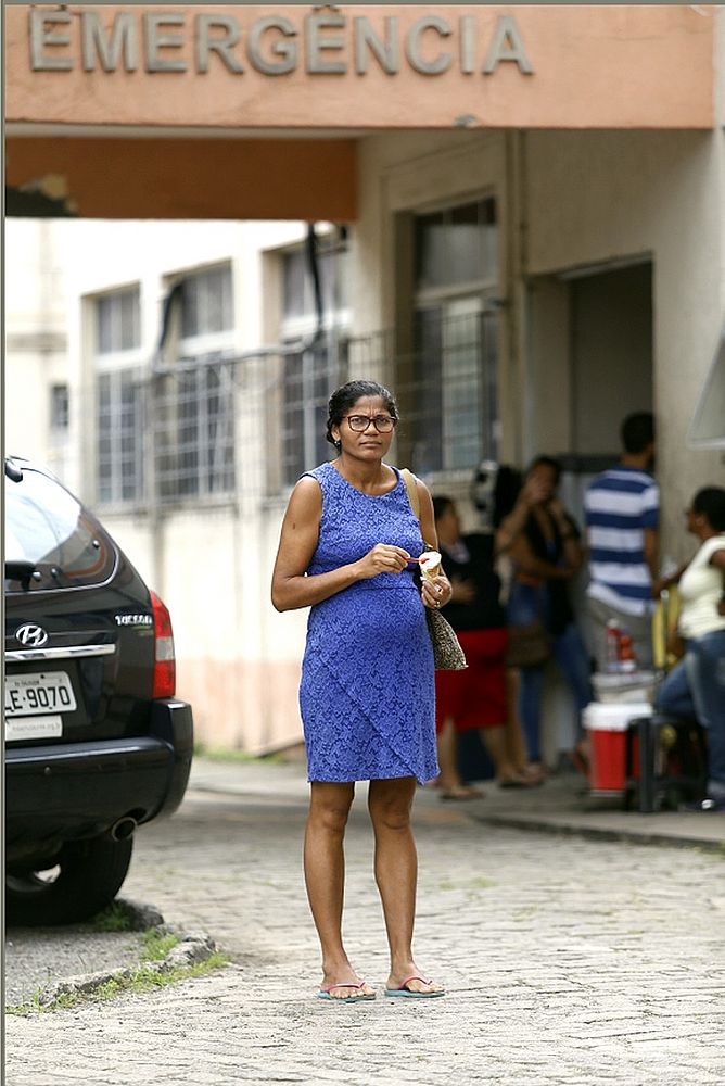 Gestante, Marli Santos sentia dores na barriga e penou para chegar à emergência (Foto: Marina Silva)	