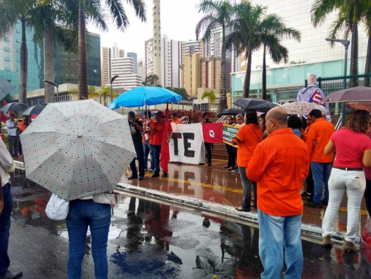 Manifestação na sede da empresa em Salvador, localizada no Itaigara (Foto A Tarde) Manifestação na sede da empresa em Salvador, localizada no Itaigara (Foto A Tarde)