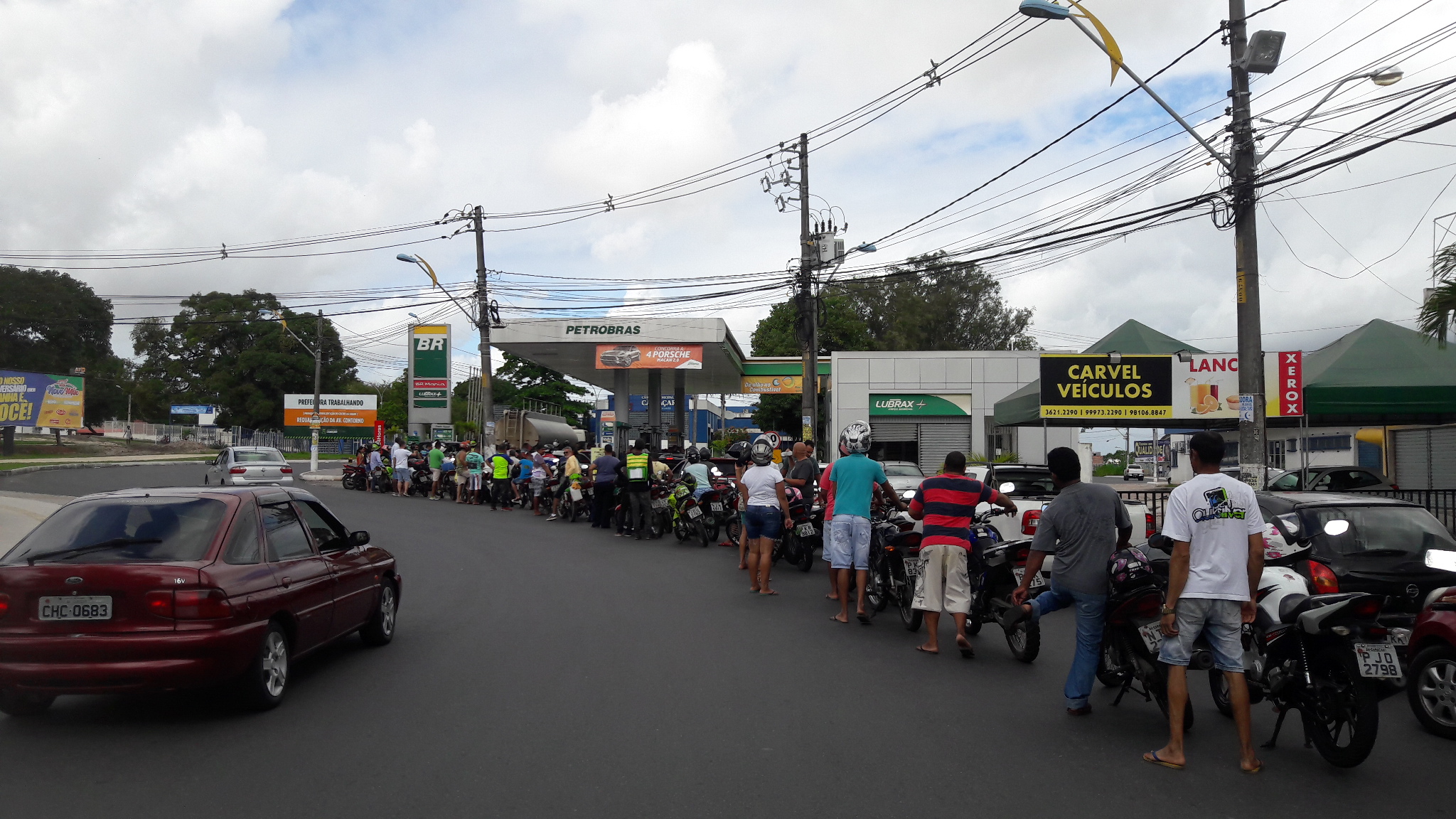 O 'bate papo' foi o consolo pela longa espera na fila O 'bate papo' foi o consolo pela longa espera na fila