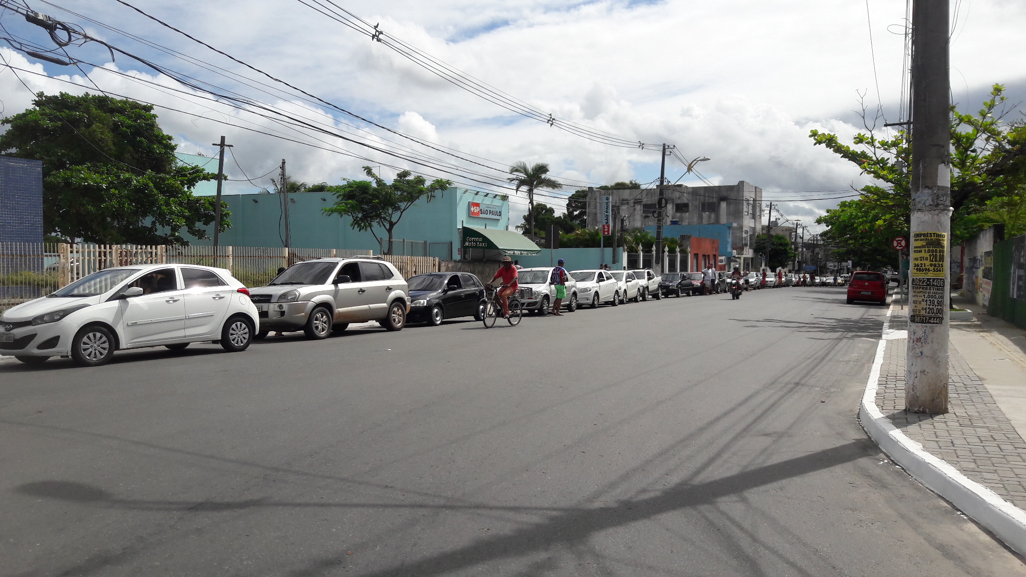 Enquanto espera na fila o motorista certamente refletia decisões políticas mal tomadas (foto CFF) Enquanto espera na fila o motorista certamente refletia decisões políticas mal tomadas (foto CFF)