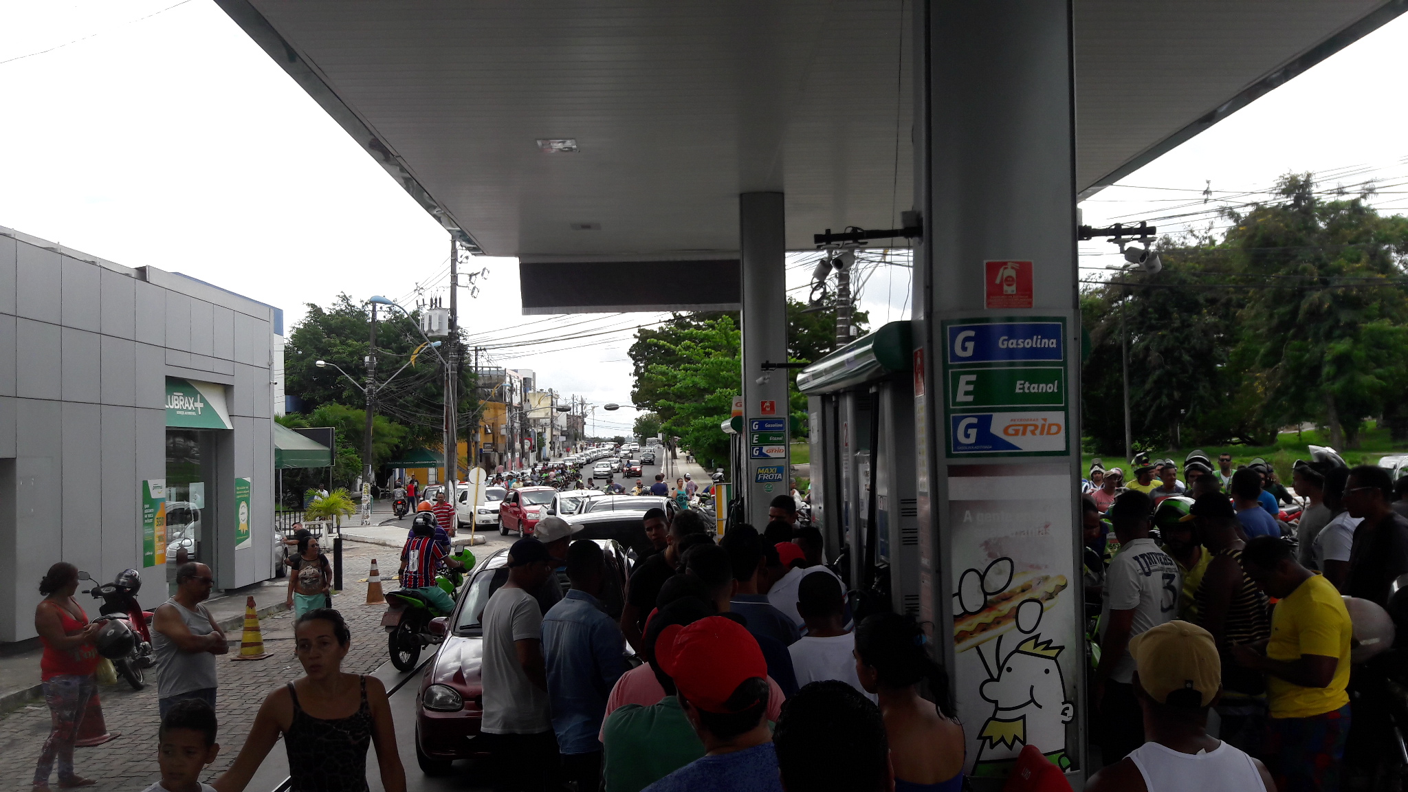 Posto de combustível 'da Câmara' às 13h25 desse domingo 27 Posto de combustível 'da Câmara' às 13h25 desse domingo 27
